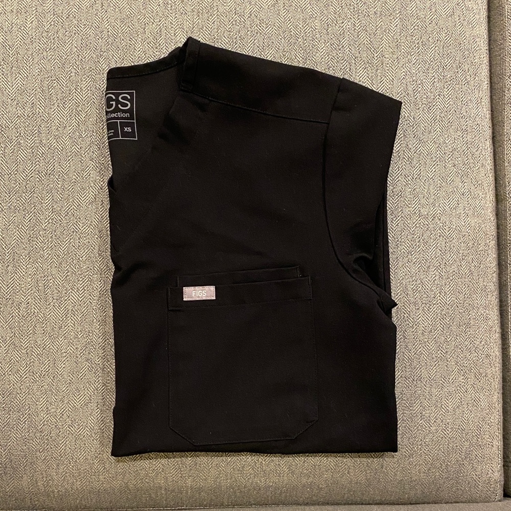 FIGS Men’s Black Leon Scrub Top XS Two Pockets